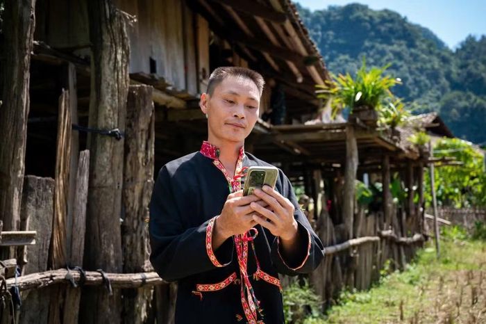 Không có sóng điện thoại, dù sắm sửa được di động nhưng người dân gần như không sử dụng.