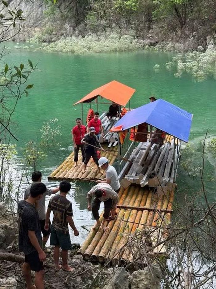 Đội ngũ chọn mùa nước dâng, chất vật tư tập kết ở thung lũng Đồng Lâm lên những chiếc bè nhỏ, vượt hơn 3 km đường thuỷ tới chân núi. (Ảnh: Viettel)