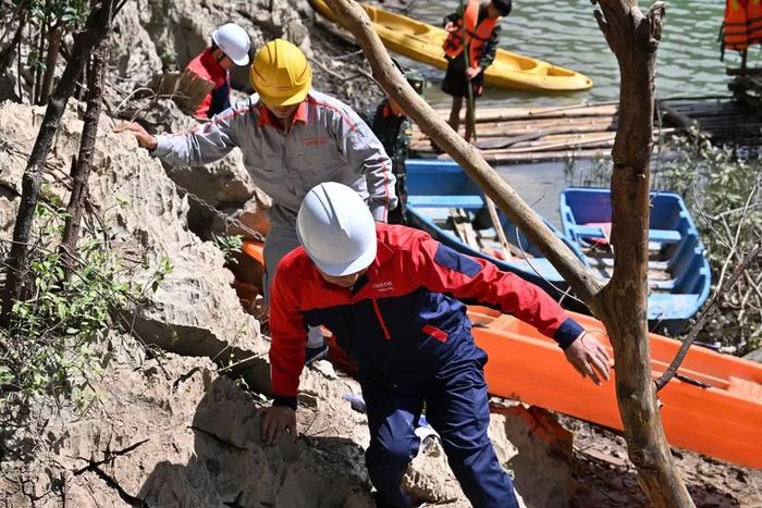 Người dân dân tộc Dao cùng đội ngũ kỹ thuật Viettel vượt núi, vận chuyển các thiết bị cần thiết cho trạm phát sóng. (Ảnh: Viettel)
