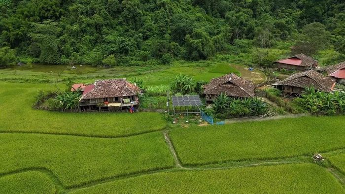 Khung cảnh ở bản Lân Đặt với địa hình được ví như “tách biệt với thế giới bên ngoài”.