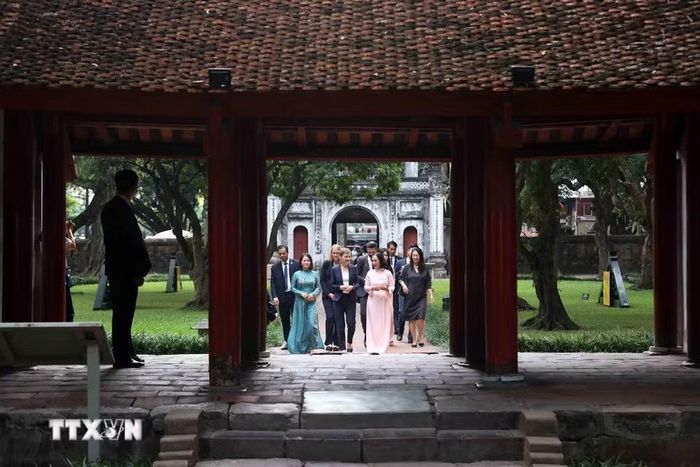 Thủ tướng Liechtenstein Brigitte Haas tham quan Khu di tích quốc gia đặc biệt Văn Miếu-Quốc Tử Giám. (Ảnh: An Đăng/TTXVN)