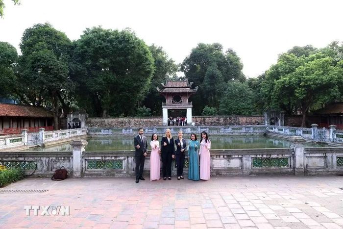 Thủ tướng Liechtenstein Brigitte Haas với các đại biểu chụp ảnh lưu niệm trong khuôn viên Văn Miếu-Quốc Tử Giám. (Ảnh: An Đăng/TTXVN)