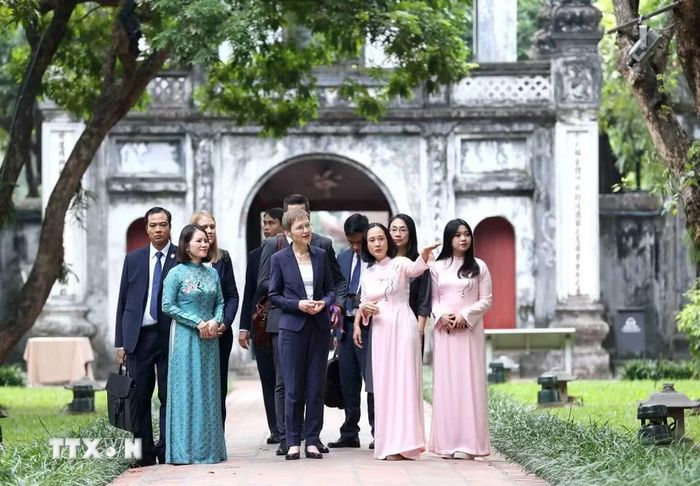 Hướng dẫn viên giới thiệu với Thủ tướng Liechtenstein Brigitte Haas về Khu di tích quốc gia đặc biệt Văn Miếu-Quốc Tử Giám. (Ảnh: An Đăng/TTXVN)