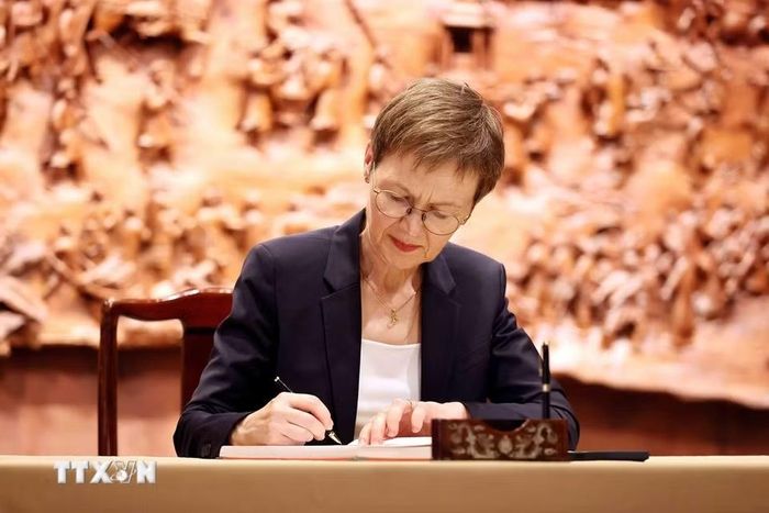 Thủ tướng Liechtenstein Brigitte Haas ghi lưu bút tại Văn Miếu-Quốc Tử Giám. (Ảnh: An Đăng/TTXVN)