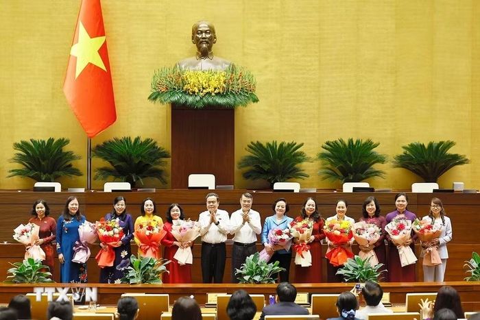 Chủ tịch Quốc hội Trần Thanh Mẫn và Thủ tướng Lê Minh Hưng tặng hoa các nữ đại biểu Quốc hội khóa XVI nhân Ngày phụ nữ Việt Nam 20/10. (Ảnh: Doãn Tấn/TTXVN)