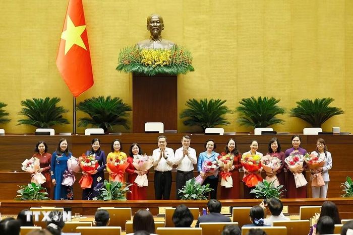 Chủ tịch Quốc hội Trần Thanh Mẫn và Thủ tướng Lê Minh Hưng tặng hoa các nữ đại biểu Quốc hội khóa XVI nhân Ngày phụ nữ Việt Nam 20/10. (Ảnh: Doãn Tấn/TTXVN)