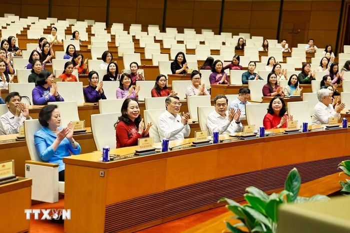 Chủ tịch Quốc hội Trần Thanh Mẫn, Thủ tướng Lê Minh Hưng và đại biểu dự gặp mặt các nữ đại biểu Quốc hội khóa XVI. (Ảnh: Doãn Tấn/TTXVN)