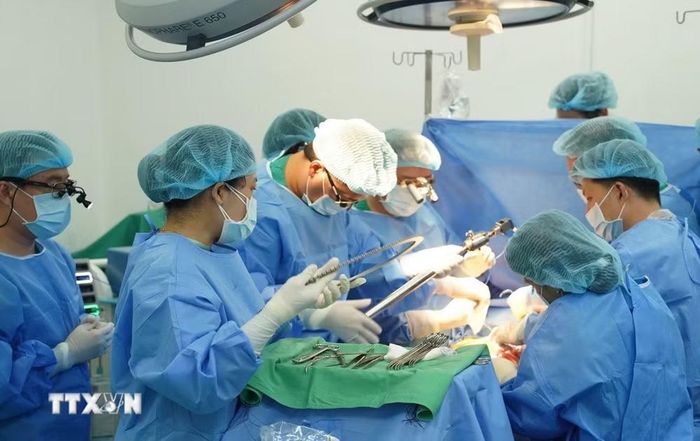 Bác sỹ Bệnh viện Chợ Rẫy thực hiện ghép tạng. (Ảnh: TTXVN phát)
