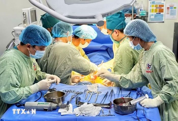 Các bác sĩ Bệnh viện Nhân dân Gia Định thực hiện lấy tạng từ người hiến chết não. (Ảnh: TTXVN phát)