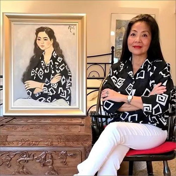 Maj Trang Olson bên bức họa do ông Bùi Xuân Phái thực hiện. (Ảnh: Nhân vật cung cấp)
