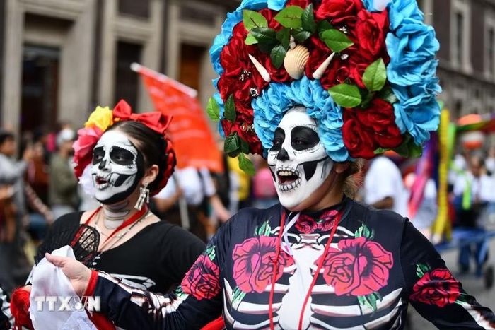 Các nghệ sỹ trong trang phục hóa trang đặc trưng của lễ hội Día de Muertos tham gia diễu hành trên đường phố Mexico City. (Ảnh: THX/TTXVN phát) ​