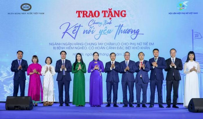 Tại lễ ký kết, 8 ngân hàng thương mại gồm VietinBank, Agribank, BIDV, Vietcombank, MB, Techcombank, VPBank và BAC A Bank tiếp tục ủng hộ chương trình“Kết nối yêu thương” do Hội Liên hiệp Phụ nữ Việt Nam phát động thêm 40 tỷ đồng. (Ảnh: Vietnam+)