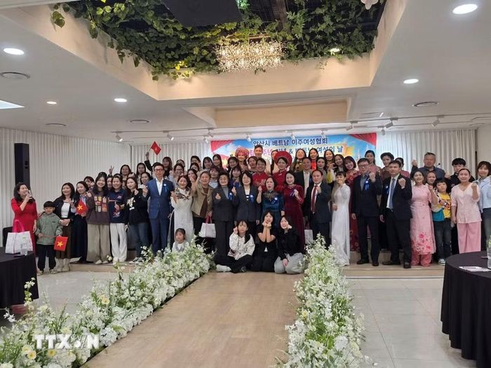 Các đại biểu và khách mời, khán giả chụp ảnh lưu niệm tại Lễ hội. (Ảnh: Đào Lâm/TTXVN)
