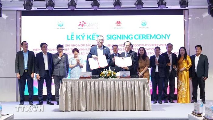 Hiệp hội doanh nghiệp tỉnh Vĩnh Long và Hiệp hội Doanh nghiệp Hồng Kông tại Việt Nam (HKBAV) ký kết biên bản ghi nhớ hợp tác. (Ảnh: Minh Phú/TTXVN)