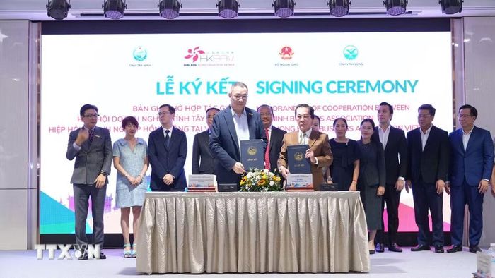 Hiệp hội doanh nghiệp tỉnh Tây Ninh và Hiệp hội Doanh nghiệp Hồng Kông tại Việt Nam (HKBAV) ký kết biên bản ghi nhớ hợp tác. (Ảnh: Minh Phú/TTXVN)