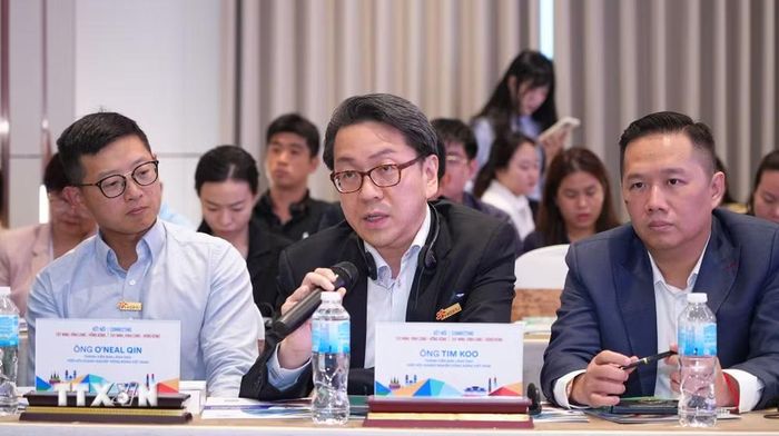 Thành viên Hiệp hội Doanh nghiệp Hồng Kông tại Việt Nam trao đổi với lãnh đạo 2 tỉnh Tây Ninh, Vĩnh Long về các lĩnh vực đầu tư doanh nghiệp quan tâm. (Ảnh: Minh Phú/TTXVN)