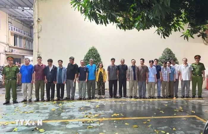 Các đối tượng liên quan đường dây đánh bạc qua mạng bị bắt giam. (Ảnh: TTXVN phát)