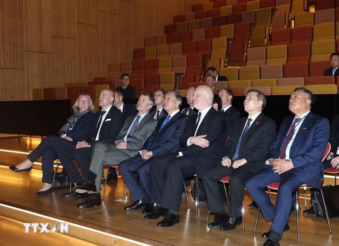 Tổng Bí thư, Chủ tịch nước Tô Lâm cùng Nhà Vua Đan Mạch Frederik X thăm Viện nghiên cứu Niels Bohr, thuộc Đại học Copenhagen. (Ảnh: Thống Nhất/TTXVN)