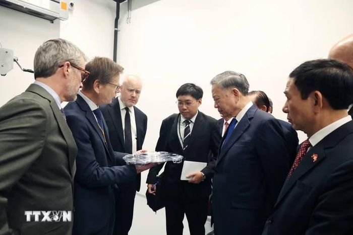 Tổng Bí thư, Chủ tịch nước Tô Lâm cùng Nhà Vua Đan Mạch Frederik X thăm Viện nghiên cứu Niels Bohr, thuộc Đại học Copenhagen. (Ảnh: Thống Nhất/TTXVN)
