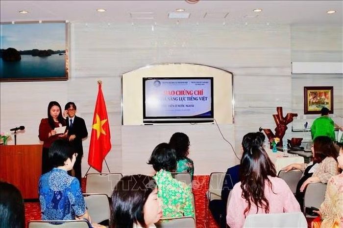 Bà Lê Thương, Giám đốc trung tâm Việt Nam học tại Nhật Bản, công bố quyết định trao chứng chỉ cho các thí sinh.