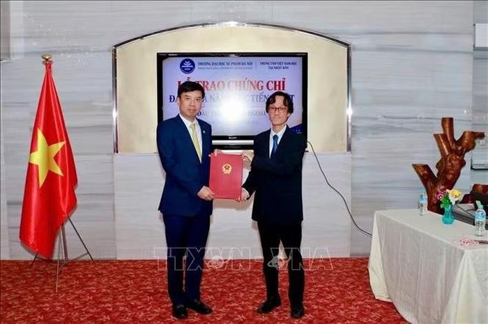 Tổng lãnh sự Việt Nam tại Osaka Nguyễn Trường Sơn trao thư khen cho Giáo sư Shimizu Masaaki, Trưởng bộ môn tiếng Việt Đại học ngoại ngữ Osaka.