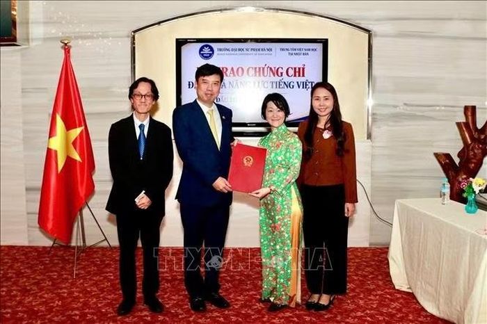 Tổng lãnh sự Việt Nam tại Osaka Nguyễn Trường Sơn trao thư khen cho tập thể Trung tâm Việt Nam học.
