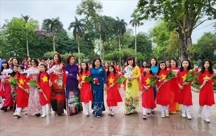 Ngày hội “Áo dài xuống phố” của Hội Liên hiệp phụ nữ quận Ba Đình, Hà Nội (2022). Ảnh tư liệu: TTXVN
