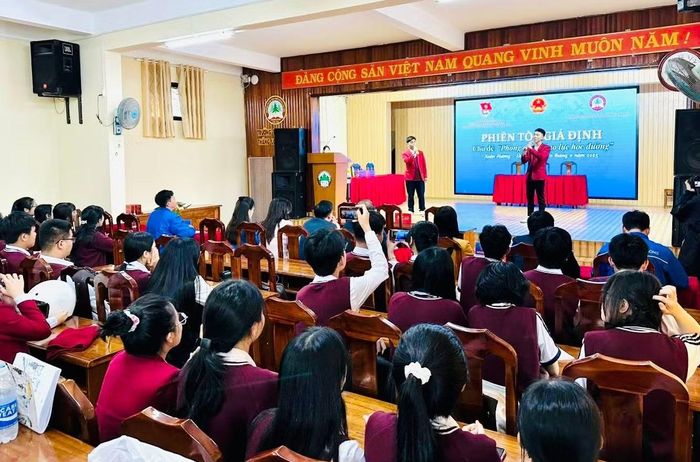 Trường THPT Chuyên Thăng Long, phường Xuân Hương - Đà Lạt phối hợp với Tỉnh Đoàn Lâm Đồng tổ chức Phiên tòa giả định.