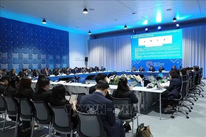 Toàn cảnh cuộc họp bàn giữa Tổng Giám đốc IMF Kristalina Georgieva với các Bộ trưởng Tài chính và Thống đốc ngân hàng trung ương ASEAN. Ảnh: TTXVN phát