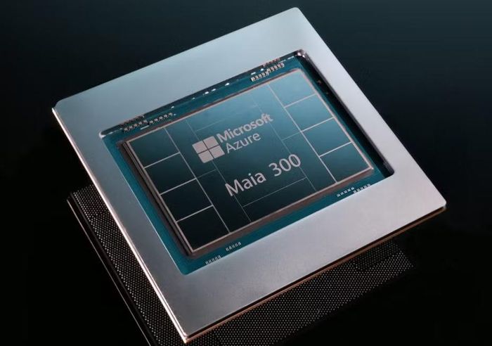 Nguyên mẫu chip Azure Maia 300 của Microsoft, loại chip mà công ty dự kiến triển khai quy mô trong năm 2027. Ảnh: Microsoft