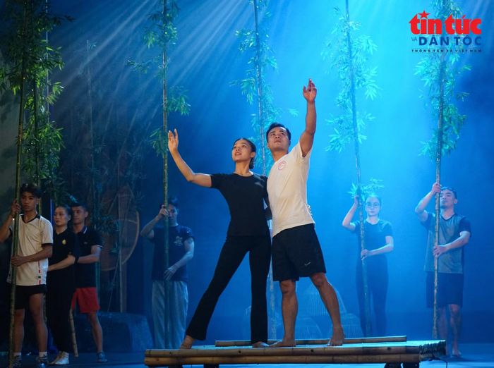Sự đồng hành của NSƯT Vũ Thanh Tuấn giúp NSƯT Bùi Thị Hương thêm vững vàng trên hành trình trở lại sân khấu sau những lần chấn thương.