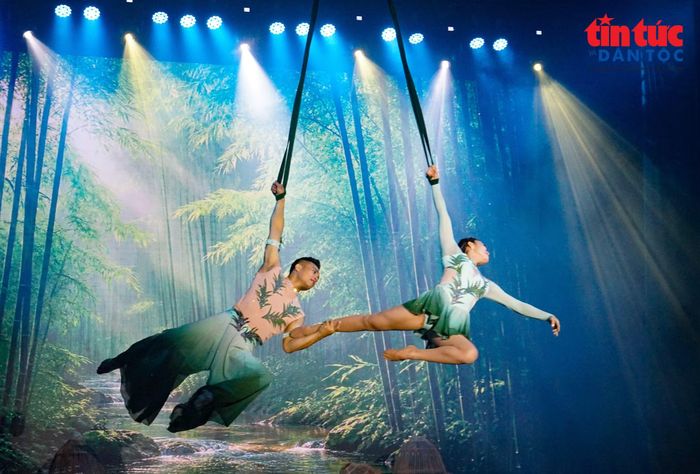 Các nghệ sĩ thăng hoa trong vở diễn “Lời của tre”, mang đến cho khán giả câu chuyện nghệ thuật giàu bản sắc dân tộc.