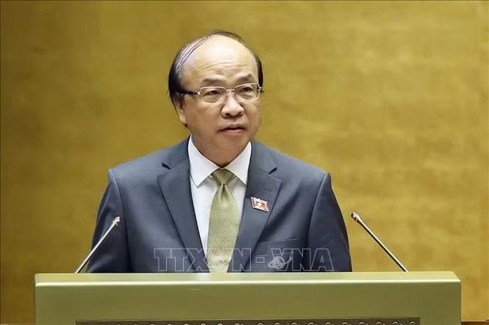 Chủ nhiệm Ủy ban Pháp luật và Tư pháp của Quốc hội Phan Chí Hiếu trình bày báo cáo thẩm tra về 02 dự án: Luật Luật sư (sửa đổi); Luật Nuôi con nuôi (sửa đổi) . Ảnh: Doãn Tấn/TTXVN