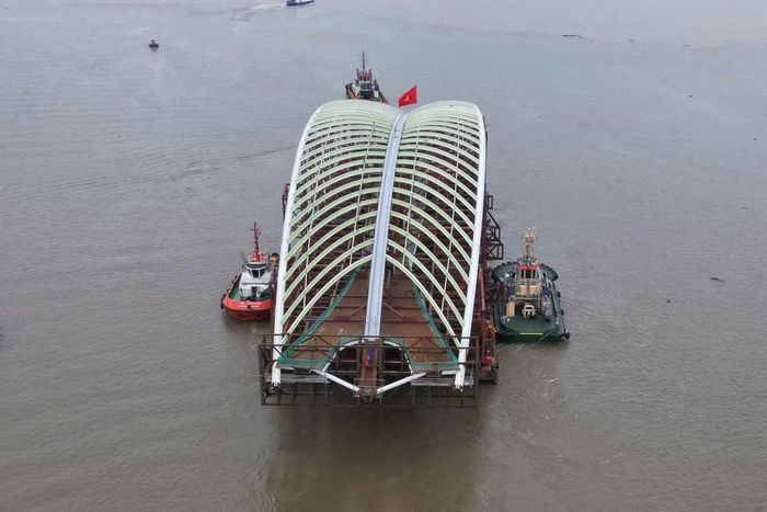 Tổ hợp kết cấu được vận chuyển có chiều dài khoảng 187m, gồm nhịp chính vòm thép nặng khoảng 1.400 tấn và hệ thống khung đỡ chuyên dụng nặng khoảng 2.000 tấn.