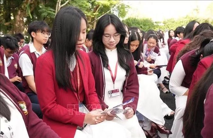 Học sinh Trường Trung học phổ thông Chuyên Thăng Long – Đà Lạt tham dự Lễ phát động triển khai Chiến dịch “Không Một Mình” năm 2026.