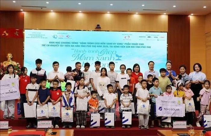 Đại diện Ban tổ chức và các nhà tài trợ trao quà, thăm hỏi, động viên trẻ em khuyết tật có hoàn cảnh đặc biệt khó khăn, tiếp thêm niềm tin và nghị lực để các em vượt qua khó khăn, vươn lên trong cuộc sống.