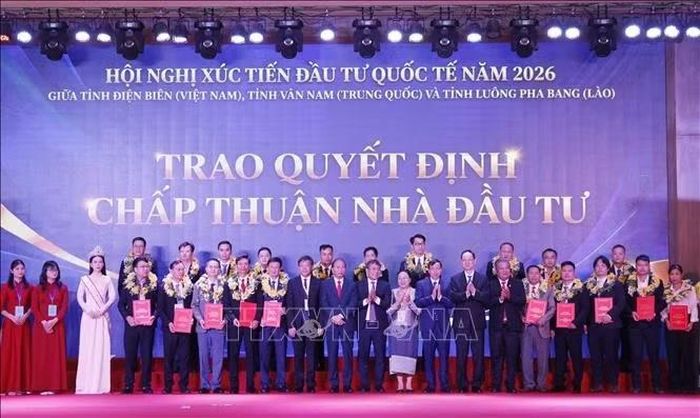 Tỉnh Điện Biên trao quyết định chấp thuận nhà đầu tư và biên bản ghi nhớ hợp tác giữa tỉnh và các nhà đầu tư.