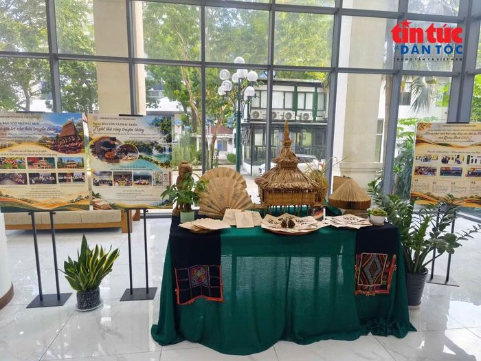 Trưng bày sắc màu văn hóa dân tộc.