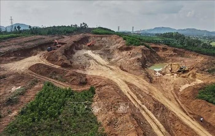 Gỡ điểm nghẽn về vật liệu xây dựng để kịp thời cung ứng cho dự án cao tốc Vinh - Thanh Thủy.