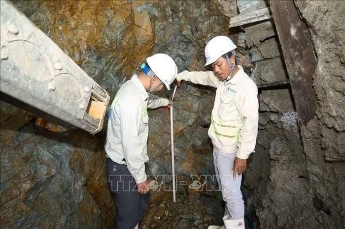 Các nhà thầu đẩy nhanh tiến độ dự án cao tốc Vinh - Thanh Thủy.