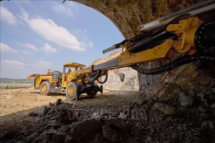Các nhà thầu đẩy nhanh tiến độ dự án cao tốc Vinh - Thanh Thủy.