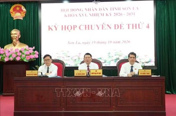 Các đồng chí chủ tọa Kỳ họp.