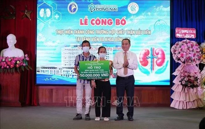 Đại diện nhà hảo tâm trao hỗ trợ cho gia đình người cho, ghép thận 50 triệu đồng.