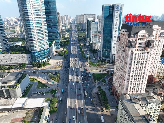 Nút giao Mễ Trì - Dương Đình Nghệ - Vành đai 3 nằm trong khu vực tập trung nhiều tòa nhà văn phòng, khu đô thị và cơ quan, doanh nghiệp, với lưu lượng phương tiện lớn.