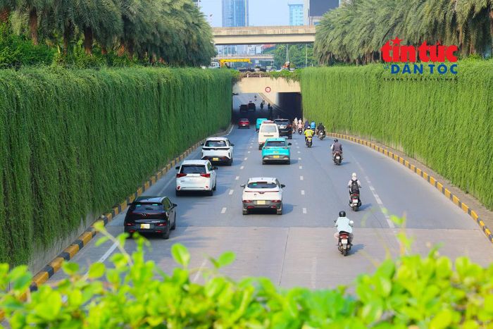 Đến tháng 10/2026, Hà Nội đang vận hành 5 hầm chui: Trung Hòa, Kim Liên, Thanh Xuân, Lê Văn Lương - Tố Hữu, Kim Đồng - Giải Phóng; đang xây dựng hầm chui Cổ Linh; chuẩn bị đầu tư xây dựng hầm chui Tây Thăng Long - Vành đai 3 và Mễ Trì - Dương Đình Nghệ.