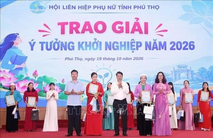 Ban Tổ chức trao giải cuộc thi “Phụ nữ Đất Tổ khởi nghiệp sáng tạo xanh” cho các thí sinh có dự án, ý tưởng xuất sắc.