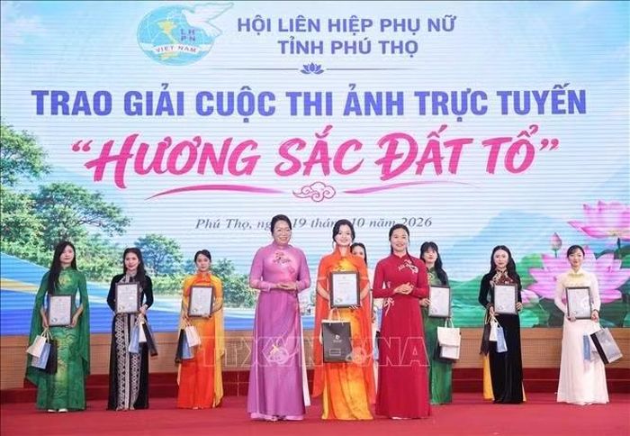 Ban Tổ chức trao giải cuộc thi ảnh trực tuyến “Hương sắc Đất Tổ”.