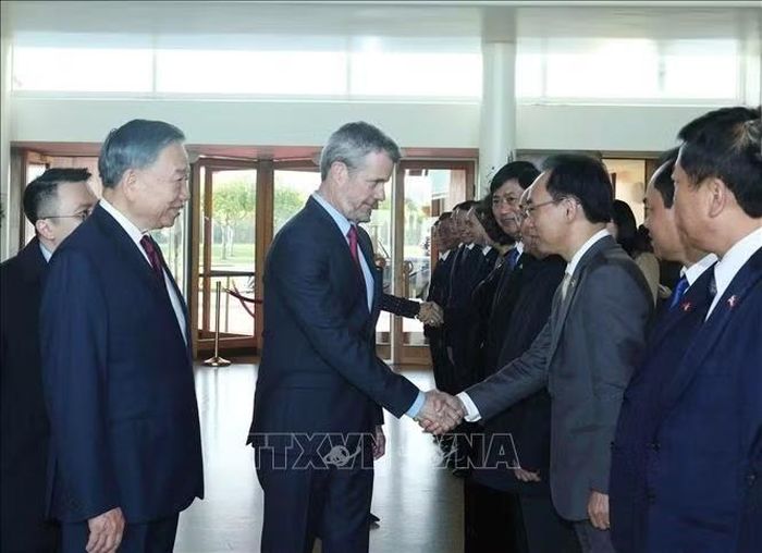 Tổng Bí thư, Chủ tịch nước Tô Lâm giới thiệu thành viên đoàn cấp cao Việt Nam với Nhà Vua Đan Mạch Frederik X và Hoàng hậu Mary. Ảnh: Thống Nhất/TTXVN