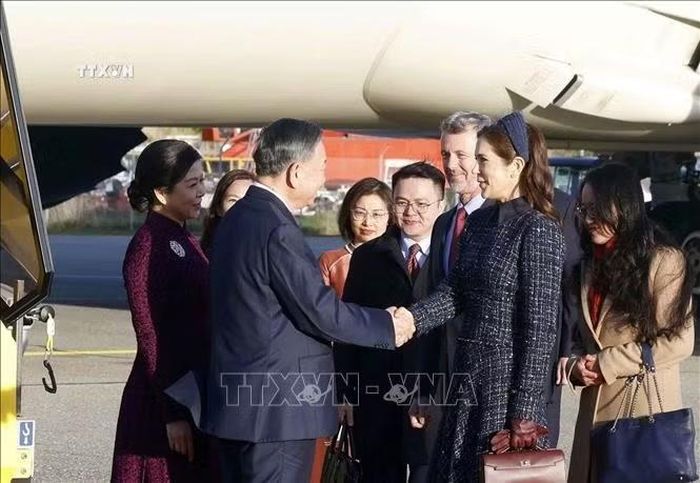 Nhà Vua Đan Mạch Frederik X và Hoàng hậu Mary đón Tổng Bí thư, Chủ tịch nước Tô Lâm và Phu nhân Ngô Phương Ly tại Sân bay quốc tế Copenhagen. Ảnh: Thống Nhất/TTXVN