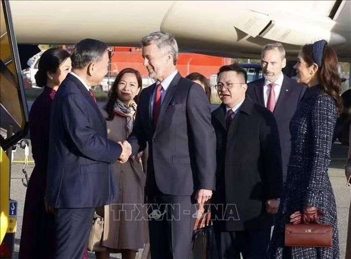 Nhà Vua Đan Mạch Frederik X và Hoàng hậu Mary đón Tổng Bí thư, Chủ tịch nước Tô Lâm và Phu nhân Ngô Phương Ly tại Sân bay quốc tế Copenhagen. Ảnh: Thống Nhất/TTXVN